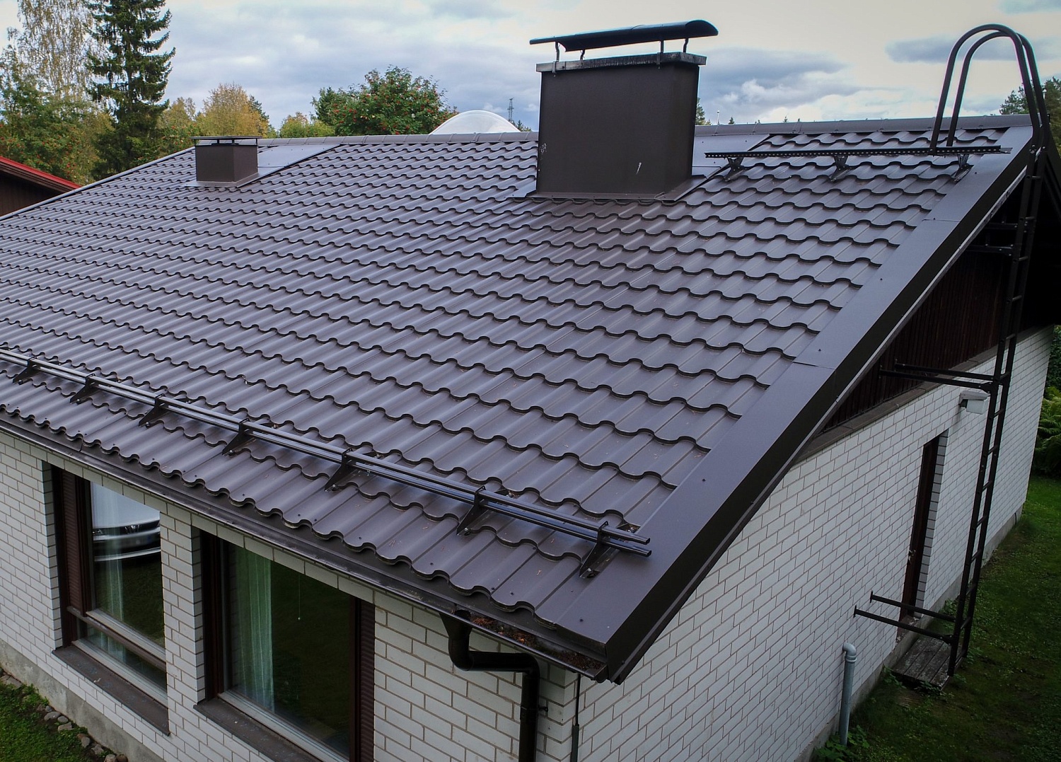 Монтаж кровли из металлочерепицы